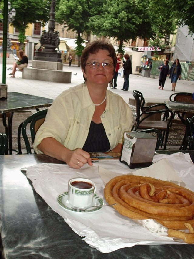 P5240279 Churros eten Hannie - Plaza Bib Rambla - Granada